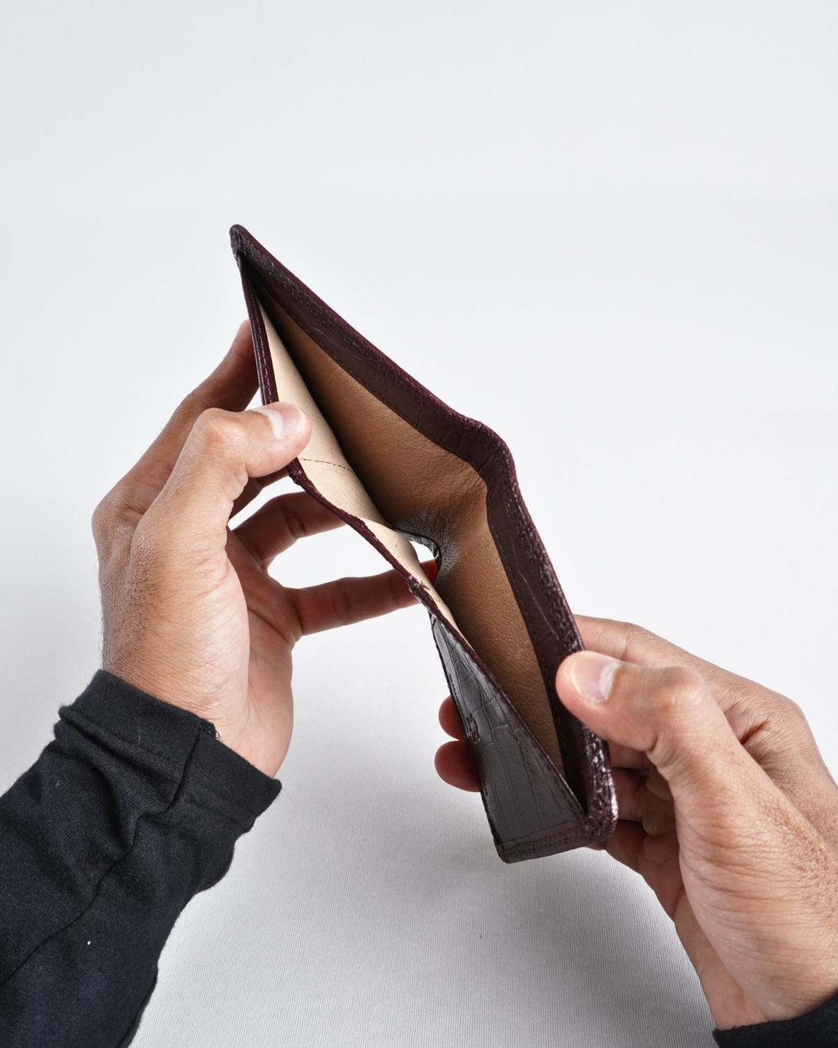 Conway - Men’s Original Leather Sleek Wallet (Croco Cherry) Conway - Men’s Original Leather Sleek Wallet (Croco Cherry)