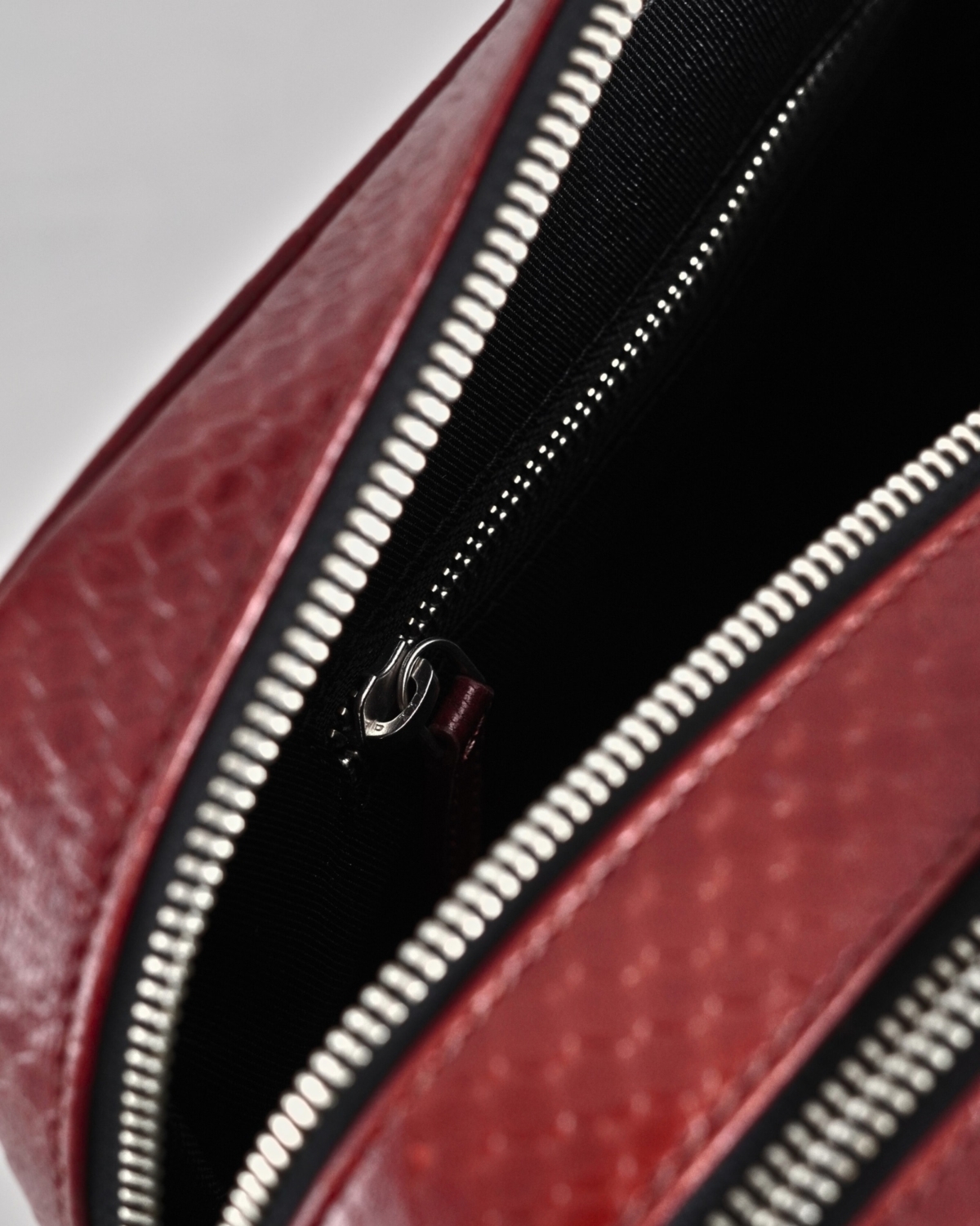 Executive Men's Original Leather Briefcase (Royal Cherry Salmon) Executive Men's Original Leather Briefcase (Royal Cherry Salmon)